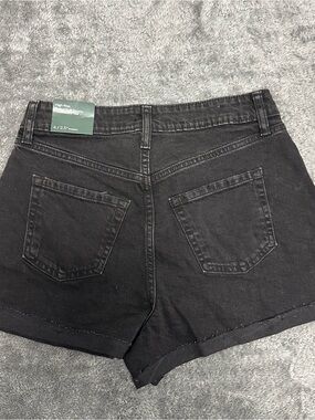 Women's High-Waist Black Denim Shorts - Sleek Back Pocket Design
